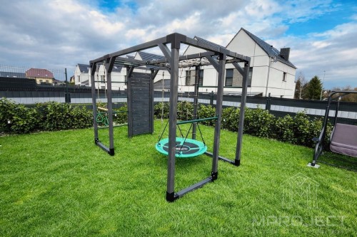 Interaktywny plac zabaw z drewna