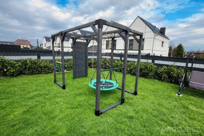 Interaktywny plac zabaw z drewna