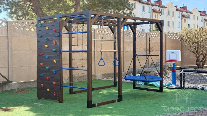 Interaktywny plac zabaw z drewna