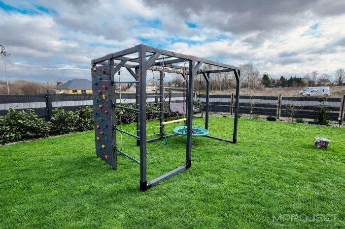 Interaktywny plac zabaw z drewna