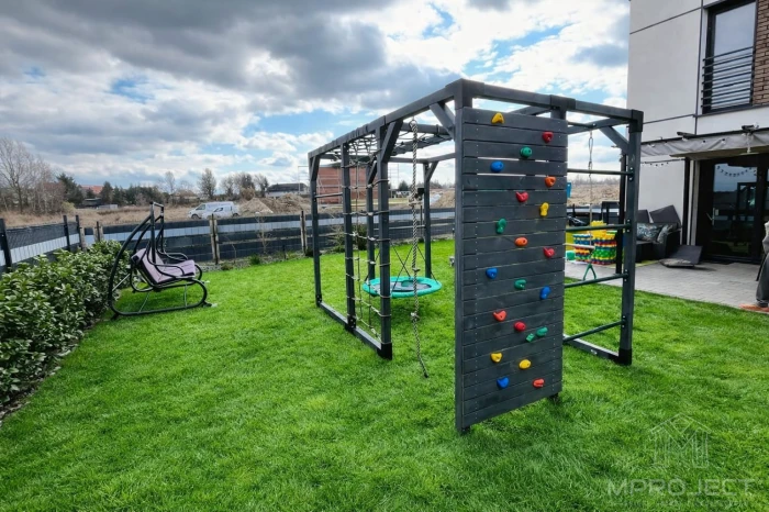 Interaktywny plac zabaw z drewna