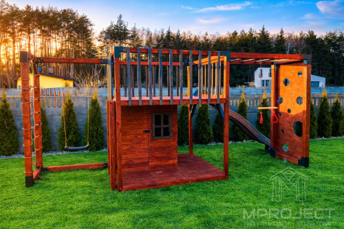 nowoczesny plac zabaw z drewna