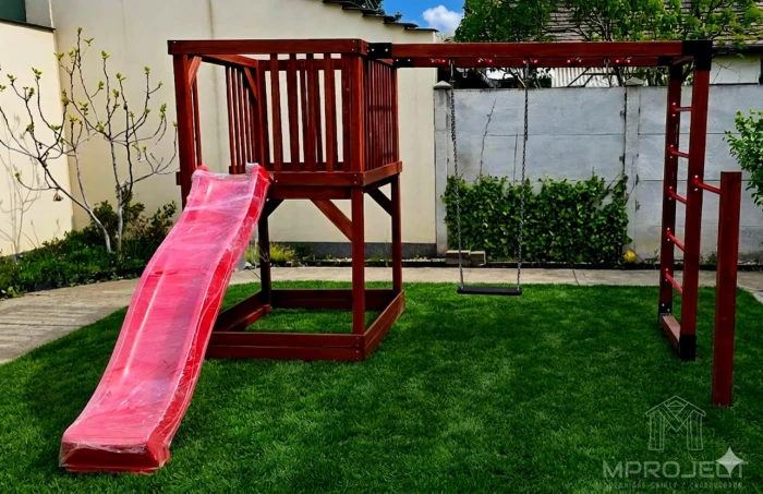 nowoczesny plac zabaw z drewna