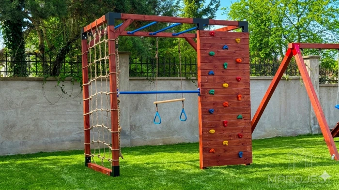 Sensoryczny plac zabaw z drewna